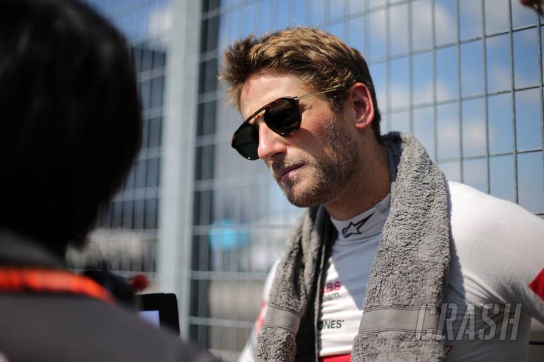 Grosjean di atas "es tipis" dengan poin penalti F1 - Steiner