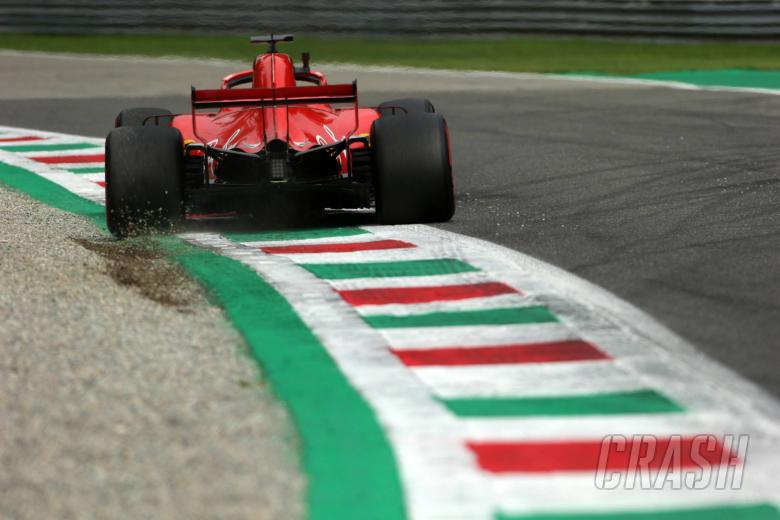 Vettel di atas saat Hamilton membagi Ferraris sebelum kualifikasi