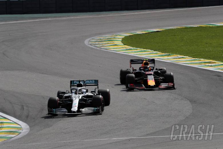 Hamilton dihukum karena bentrok dengan Albon, Sainz naik podium