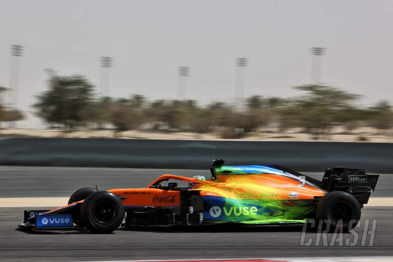 Daniel Ricciardo (AUS) McLaren MCL35M with flow-vis paint.