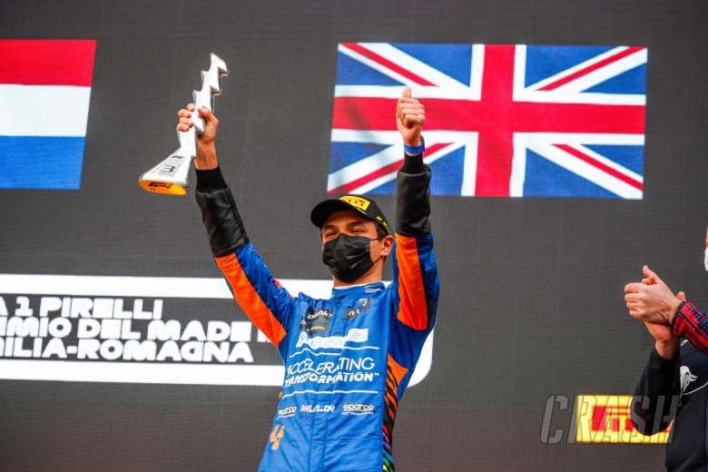 兰多·诺里斯（GBR）迈凯轮庆祝他在领奖台上的第三个位置。