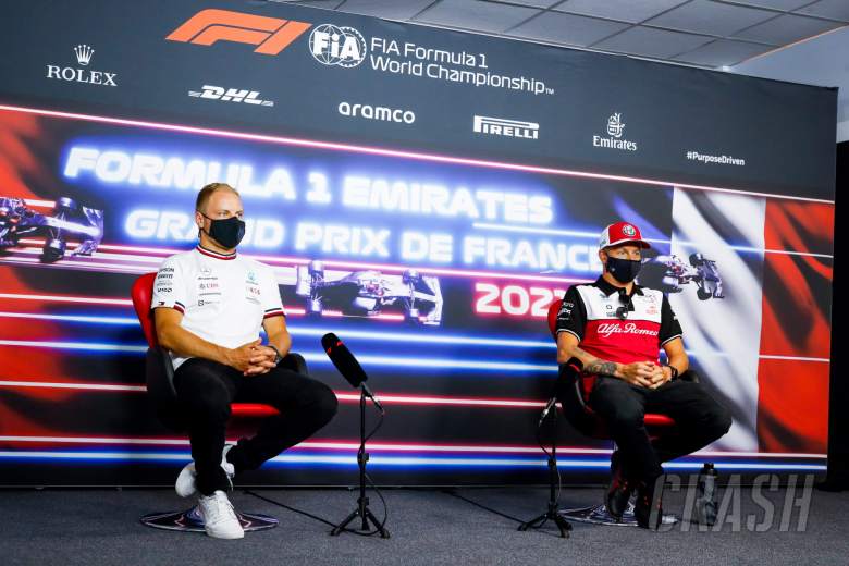 (L to R): Valtteri Bottas (FIN) Mercedes AMG F1 with Kimi Raikkonen (FIN) Alfa Romeo Racing in the FIA Press Conference.