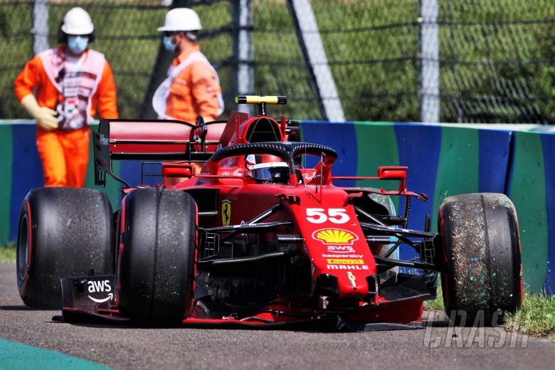 Carlos Sainz Jr (ESP) Ferrari SF-21 crashed out of qualifying.