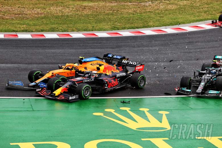 Valtteri Bottas (FIN) Mercedes AMG F1 W12; Lando Norris (GBR) McLaren MCL35M and Max Verstappen (NLD) Red Bull Racing RB16B crash at the start of the race.