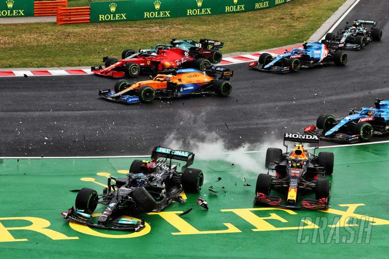 Valtteri Bottas (FIN) Mercedes AMG F1 W12 and Sergio Perez (MEX) Red Bull Racing RB16B crash at the start of the race.