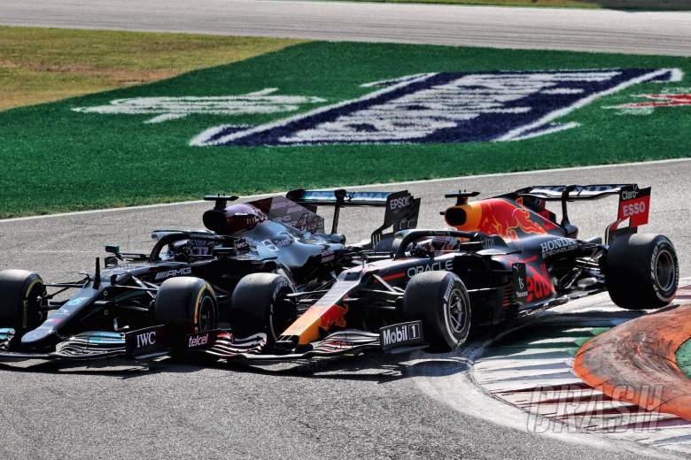 马克斯·弗斯塔彭（NLD）红牛RB16B赛车和刘易斯·汉密尔顿（GBR）梅赛德斯AMG F1 W12赛车在第一个弯道上相撞。