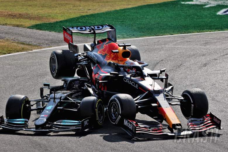 Max Verstappen (NLD) Red Bull Racing RB16B dan Lewis Hamilton (GBR) Mercedes AMG F1 W12 kecelakaan di chicane pertama