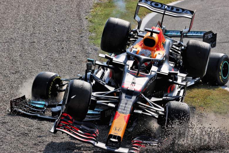 Max Verstappen (NLD)红牛车队RB16B和Lewis Hamilton (GBR)奔驰AMG F1 W12在第一个发夹弯相撞。