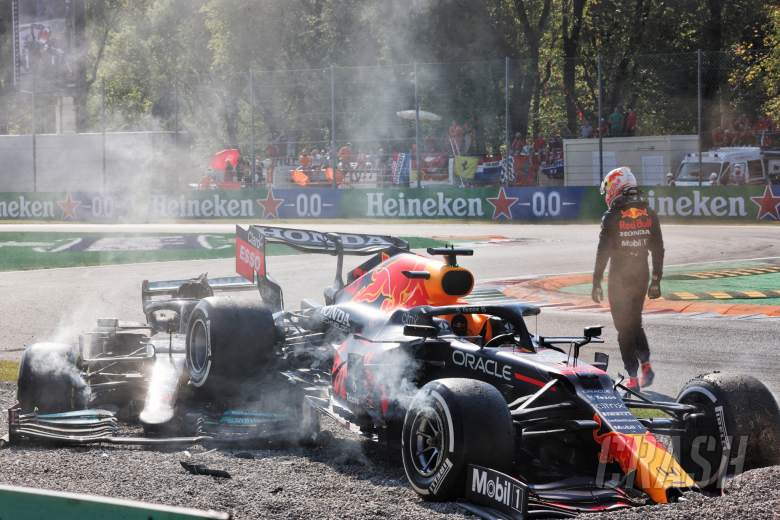 Max Verstappen (NLD) Red Bull Racing RB16B and Lewis Hamilton (GBR) Mercedes AMG F1 W12 crashed at the first chicane.
