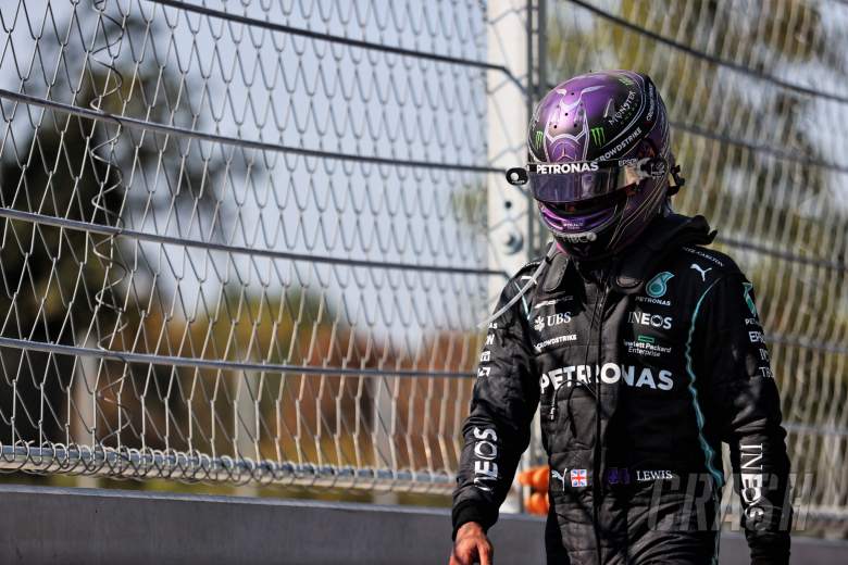刘易斯·汉密尔顿(GBR)梅赛德斯AMG F1退出比赛。