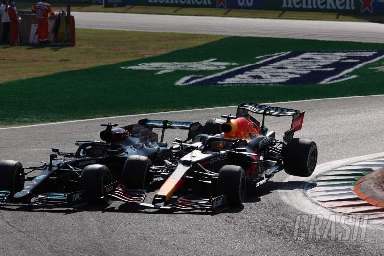 Max Verstappen (NLD)红牛车队RB16B和Lewis Hamilton (GBR)奔驰AMG F1 W12在第一个发夹弯相撞。