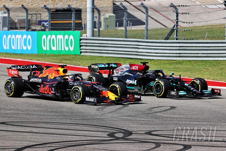 (L to R): Max Verstappen (NLD) Red Bull Racing RB16B and Lewis Hamilton (GBR) Mercedes AMG F1 W12 battle for the lead at the start of the race.
