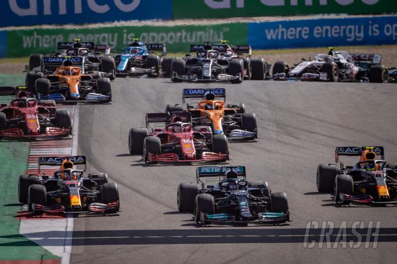 (L to R): Max Verstappen (NLD) Red Bull Racing RB16B, Lewis Hamilton (GBR) Mercedes AMG F1 W12, and Sergio Perez (MEX) Red Bull Racing RB16B, at the start of the race.