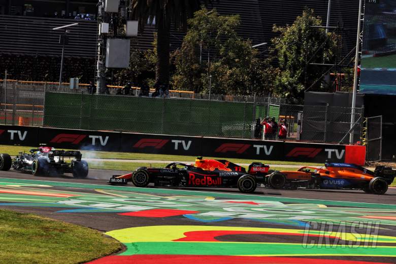 Valtteri Bottas (FIN) Mercedes AMG F1 W12 spins in front of Sergio Perez (MEX) Red Bull Racing RB16B and Daniel Ricciardo (AUS) McLaren MCL35M at the start of the race.