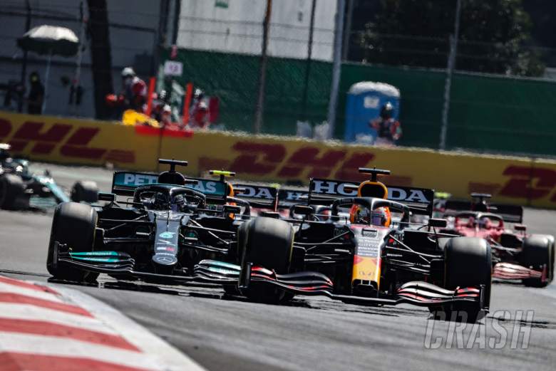 Max Verstappen (NLD) Red Bull Racing RB16B leads Lewis Hamilton (GBR) Mercedes AMG F1 W12.