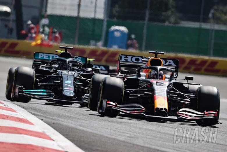 Max Verstappen (NLD) Red Bull Racing RB16B leads Lewis Hamilton (GBR) Mercedes AMG F1 W12.