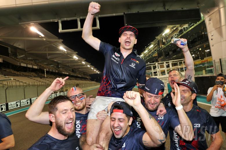 Race winner and World Champion Max Verstappen (NLD) Red Bull Racing celebrates with the team.