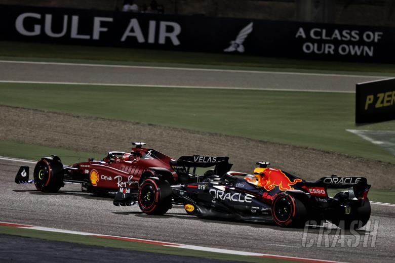 Charles Leclerc (MON) Ferrari F1-75 and Max Verstappen (NLD) Red Bull Racing RB18 battle for position.