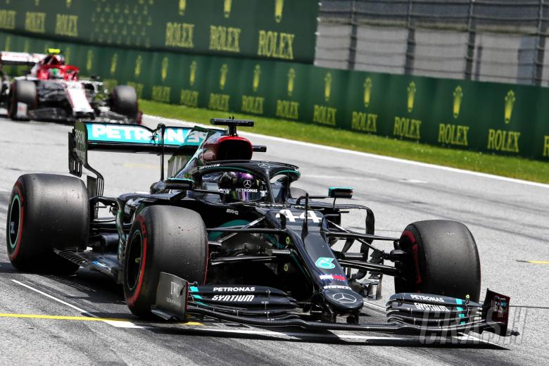 Lewis Hamilton kehilangan start barisan depan setelah protes Red Bull