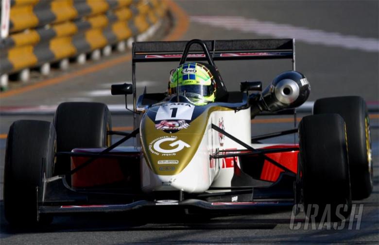 Green scores double F3 victory at Donington.