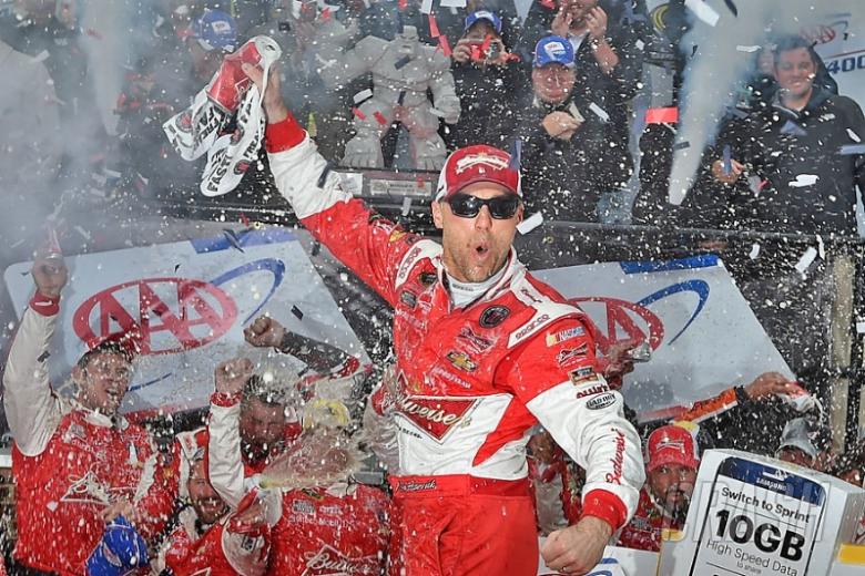 Harvick dominates to stay in Chase as Johnson eliminated
