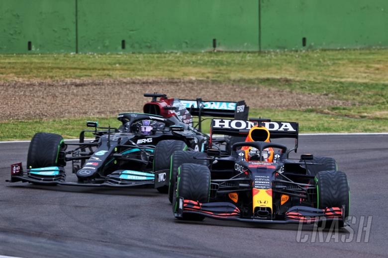 Max Verstappen (NLD) Red Bull Racing RB16B leads Lewis Hamilton (GBR) Mercedes AMG F1