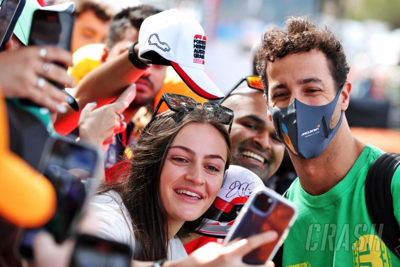 Daniel Ricciardo (AUS) McLaren with fans.
07.04.2022. Formula 1 World Championship, Rd 3, Australian Grand Prix, Albert Park, Melbourne, Australia, Preparation Day. - www.xpbimages.com, EMail: requests@xpbimages.com © Copyright: Coates / XPB Images