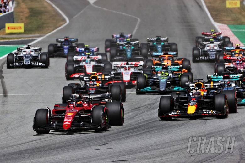Charles Leclerc (MON) Ferrari F1-75 leads Max Verstappen (NLD) Red Bull Racing RB18 at the start of the race. Formula 1