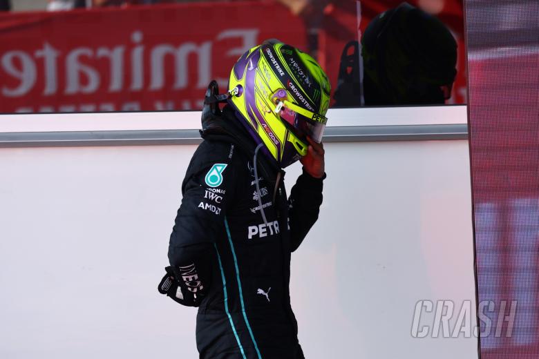 Lewis Hamilton (GBR) Mercedes AMG F1 W13 holding his back. Formula 1 World Championship, Rd 8, Azerbaijan Grand Prix, Baku
