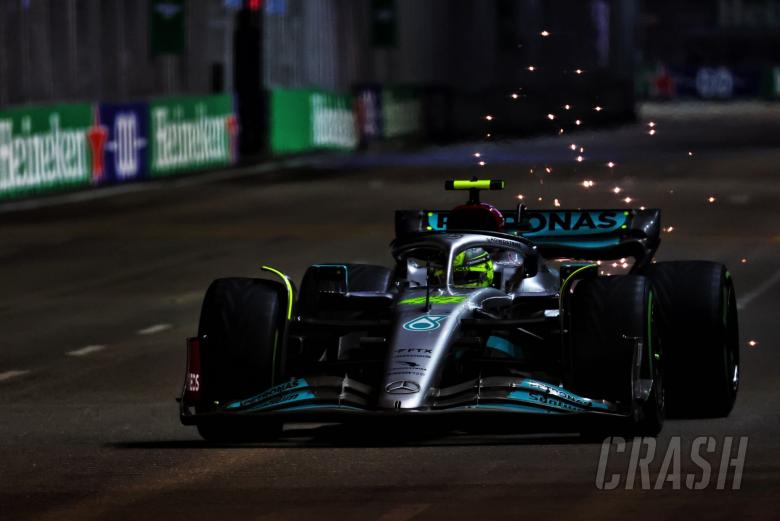 Lewis Hamilton (GBR) Mercedes AMG F1 W13 sends sparks flying. Formula 1 World Championship, Rd 17, Singapore Grand Prix,