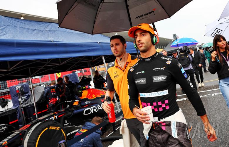 Daniel Ricciardo (AUS) McLaren on the grid. Formula 1 World Championship, Rd 18, Japanese Grand Prix, Suzuka, Japan, Race