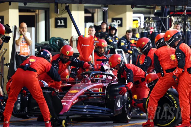 Charles Leclerc (MON) Ferrari F1-75 makes a pit stop. Formula 1 World Championship, Rd 22, Abu Dhabi Grand Prix, Yas