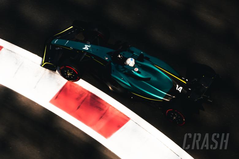 Fernando Alonso (ESP) Aston Martin F1 Team AMR22. Formula 1 Testing, Yas Marina Circuit, Abu Dhabi, Tuesday.
-