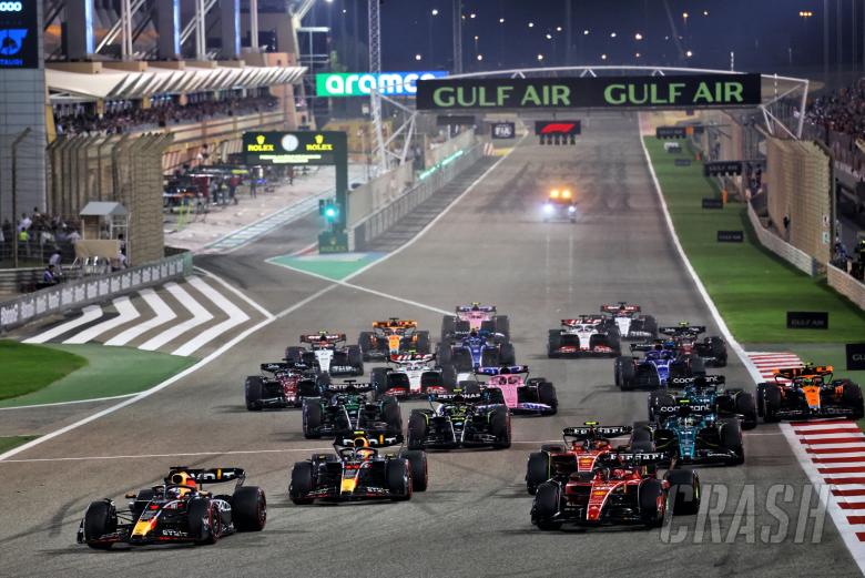 Max Verstappen (NLD) Red Bull Racing RB19 leads at the start of the race. Formula 1 World Championship, Rd 1, Bahrain