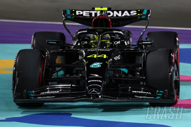 Lewis Hamilton (GBR) Mercedes AMG F1 W14 runs wide. Formula 1 World Championship, Rd 2, Saudi Arabian Grand Prix, Jeddah,