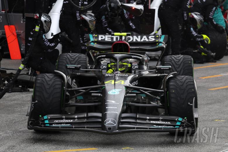 Lewis Hamilton (GBR) Mercedes AMG F1 W14 makes a pit stop. Formula 1 World Championship, Rd 14, Dutch Grand Prix,