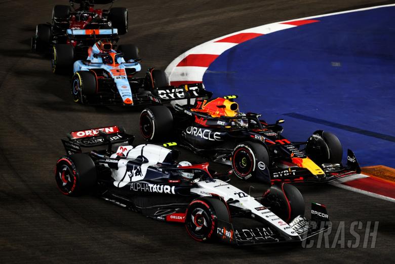 Yuki Tsunoda (JPN) AlphaTauri AT04 and Sergio Perez (MEX) Red Bull Racing RB19 at the start of the race. Formula 1 World