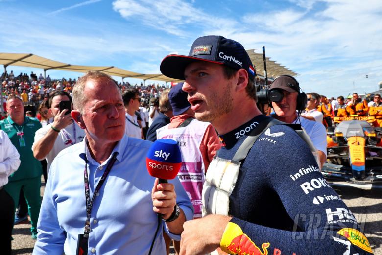 (L to R): Martin Brundle (GBR) Sky Sports Commentator with Max Verstappen (NLD) Red Bull Racing on the grid. Formula 1