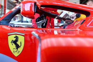 TONTON: Carlos Sainz berbelok di lap F1 pertamanya untuk Ferrari