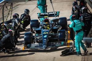 Lewis Hamilton (GBR) Mercedes AMG F1 W14 makes a pit stop. Formula 1 World Championship, Rd 19, United States Grand Prix,
