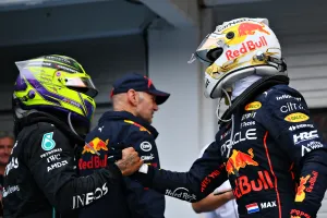 Hamilton jabs at Verstappen: “It says everything about his car”