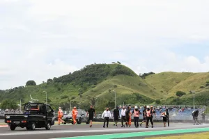 Track cleaning after Alex Rins oil spill, Indonesian MotoGP, 19 March 2022