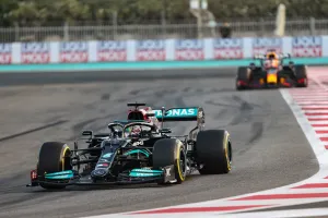 Lewis Hamilton (GBR), Mercedes AMG F1 and Max Verstappen (NLD), Red Bull