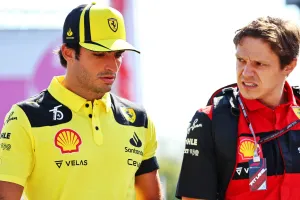 (Kiri ke R ): Carlos Sainz Jr (ESP) Ferrari dengan Rupert Manwaring (GBR) Pelatih Performa Ferrari.Dunia Formula 1