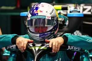 Sebastian Vettel (GER) Aston Martin F1 Team AMR22 wearing a tribute helmet to Dietrich Mateschitz (AUT) CEO and Founder of