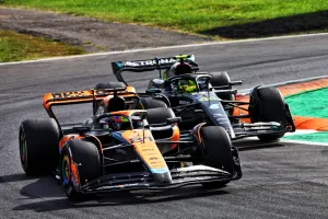 Oscar Piastri (AUS) McLaren MCL60 and Lewis Hamilton (GBR) Mercedes AMG F1 W14. Formula 1 World Championship, Rd 15,