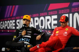 (Kiri ke Kanan): Lando Norris (GBR) McLaren dan Carlos Sainz Jr (ESP) Ferrari dalam konferensi pers pasca balapan FIA Formula 1
