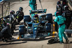 Lewis Hamilton (GBR ) Mercedes AMG F1 W14 melakukan pit stop. Kejuaraan Dunia Formula 1, Rd 19, Grand Prix Amerika Serikat,