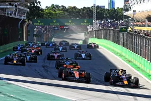 (L to R): Lando Norris (GBR) McLaren MCL60 and Max Verstappen (NLD) Red Bull Racing RB19 lead at the start of Sprint.