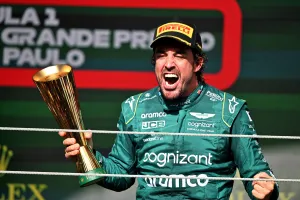 Fernando Alonso (ESP ) Tim F1 Aston Martin merayakan posisi ketiganya di podium.Kejuaraan Dunia Formula 1, Rd